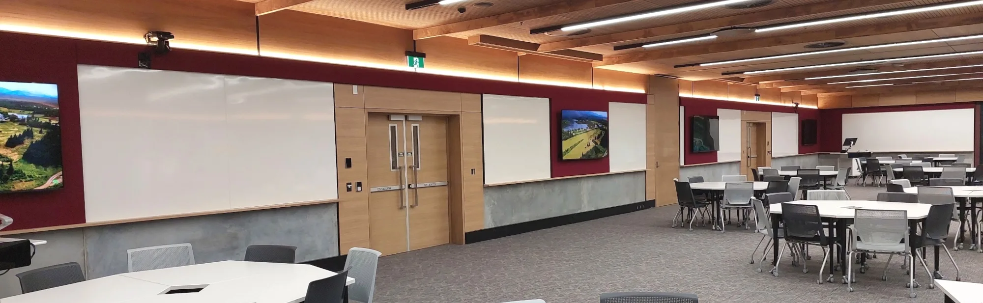 Large porcelain whiteboards with joins integrated into wall linings Large porcelain whiteboards with joins integrated into wall linings